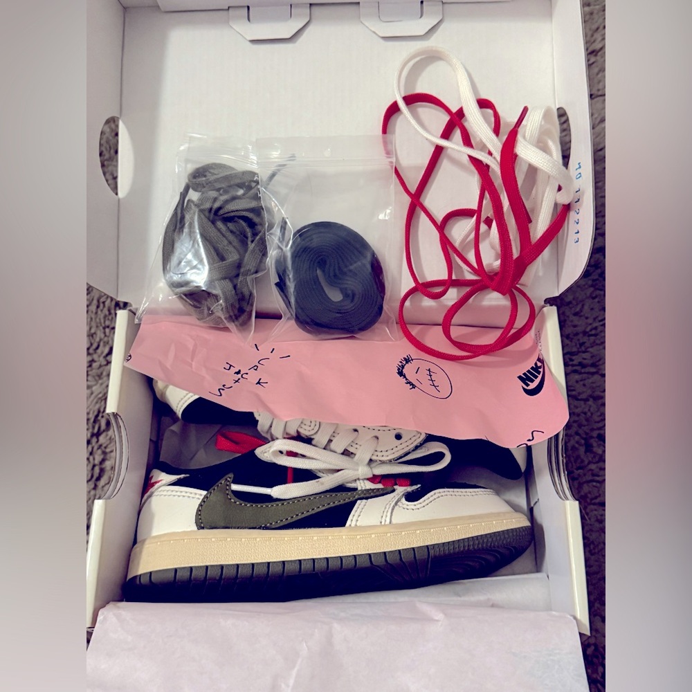 Travis Scott Jordan 1 low OG SP in kids size 11C